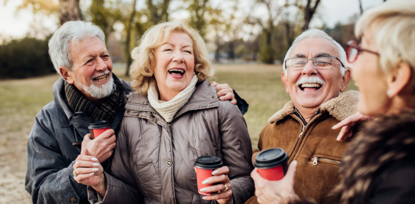 Personas mayores felices con audífonos
